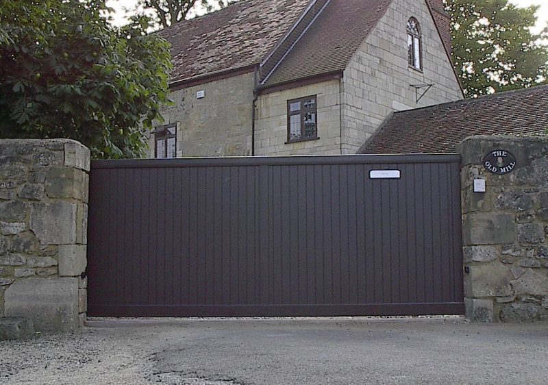Aluminium-automatic-sliding-gate-full-boarded-flat-top-vertical-infill-cropped-e1487000198837