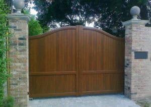 Aluminium-driveway-gates-in-wood-effect-finish