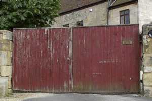 Dilapidated-wooden-gates