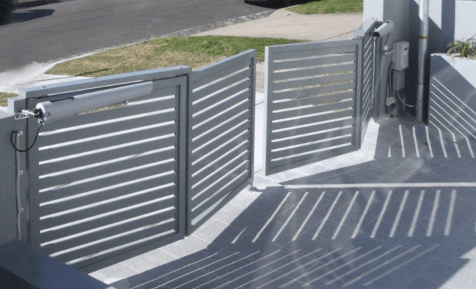 Bi-folding aluminium gate